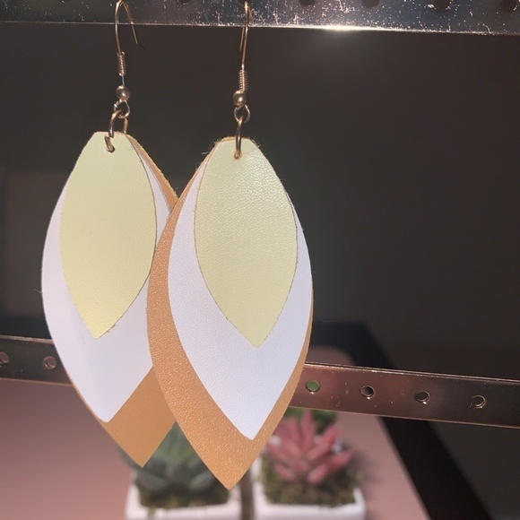 SALE💚 any 3 for $18 💚
 Leather Leaf Tan Layer Earrings Diamond Oval - Picture 3 of 3